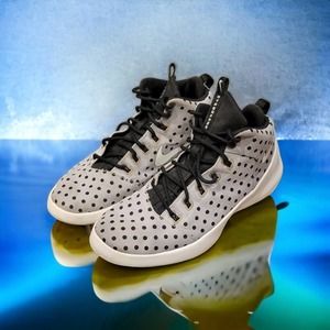 Nike hyperfresh wolf gray with black dots lightweight basketball shoeS size 9.5